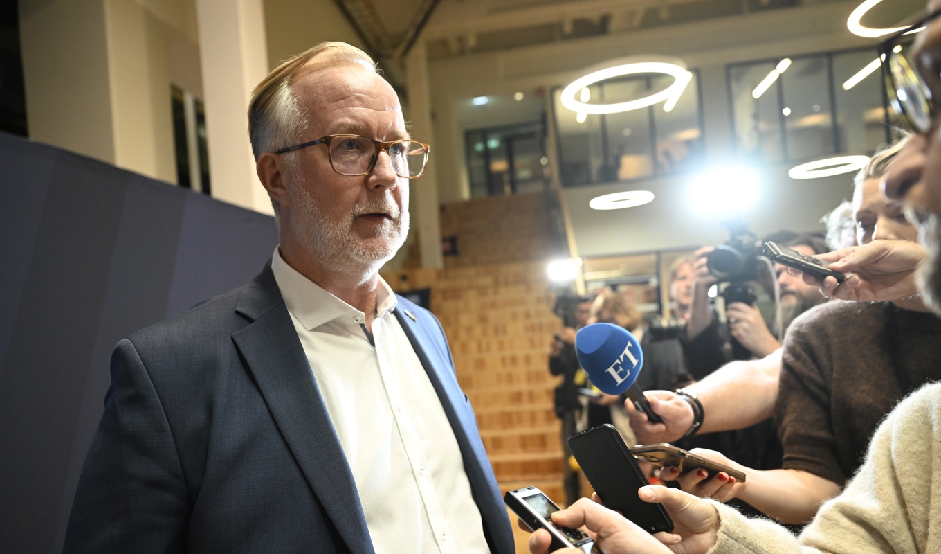 Johan Pehrson (L) anländer till tv-huset för att medverka i SVT:s partiledardebatt. Foto: Fredrik Sandberg/TT,Fredrik Sandberg/TT