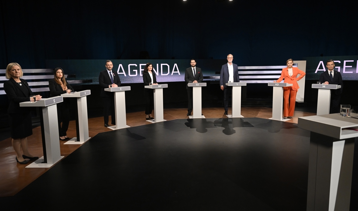 Magdalena Andersson (S), Nooshi Dadgostar (V), Muharrem Demirok (C), Märta Stenevi (MP), Jimmie Åkesson (SD), Johan Pehrson (L), Ebba Busch (KD) och statsminister Ulf Kristersson (M) i studion under SVT:s partiledardebatt. Foto: Fredrik Sandberg/TT