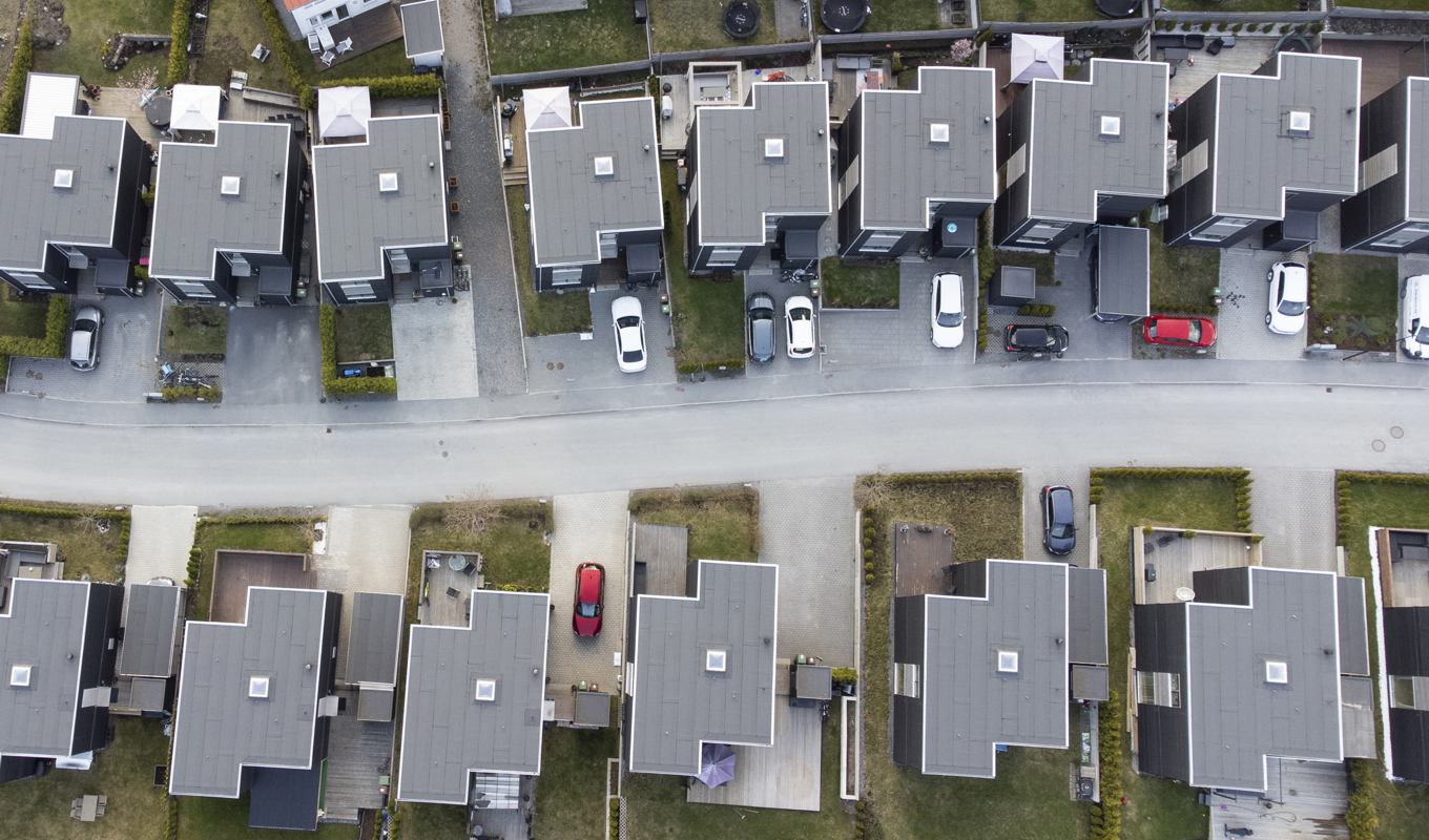 Fler hushåll planerar att binda sina rörliga bolåneräntor, visar SEB:s boprisindikator. Foto: Fredrik Sandberg/TT