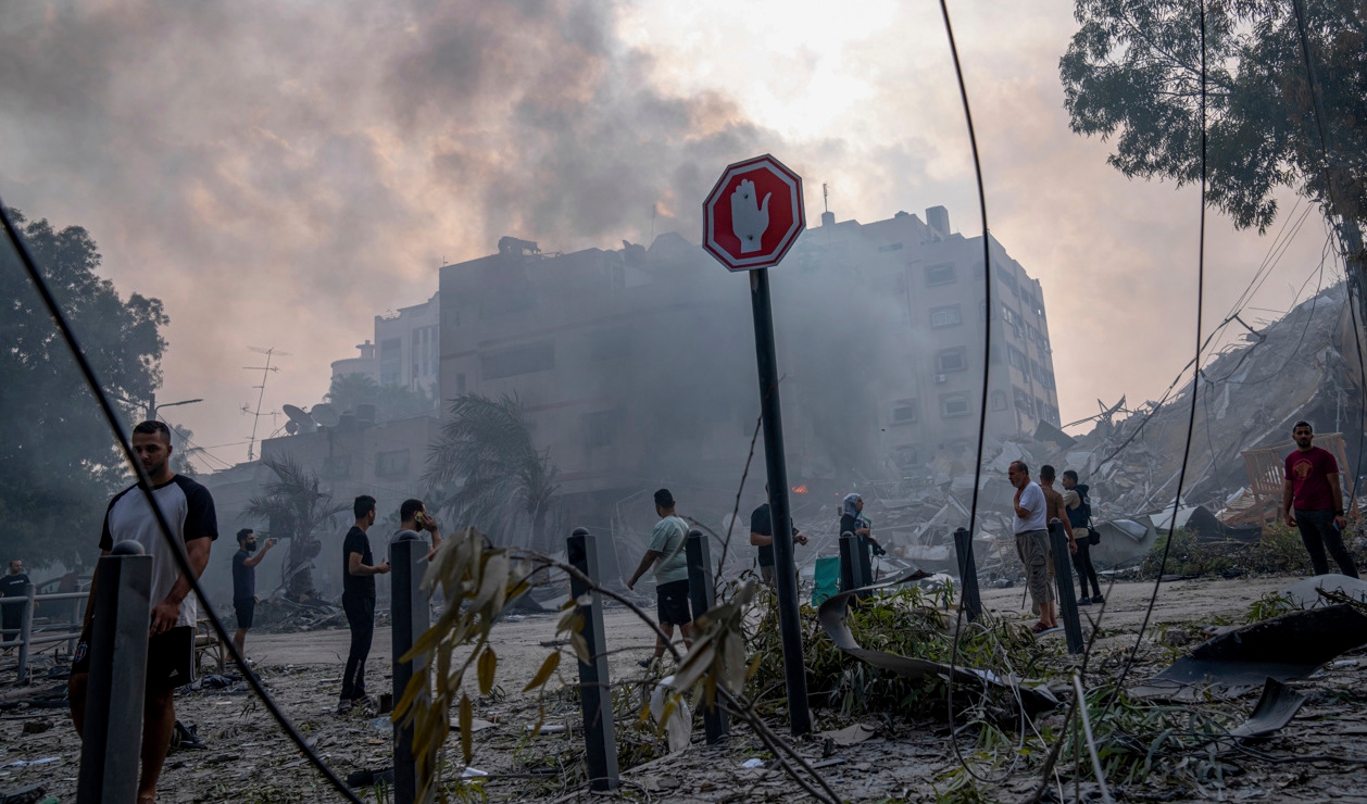 Fler än 700 personer har dödats i Israel och ytterligare nära 500 i Gaza under de pågående striderna. Bild från Gaza där Israel bombat flera mål. Foto: Fatima Shbair/AP Photo