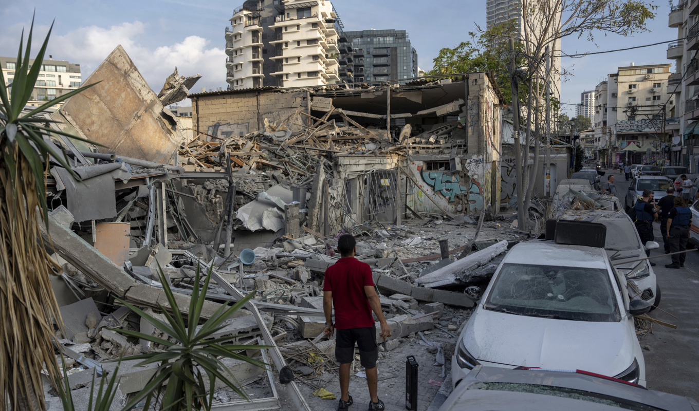 Israeler bevittnar förstörelsen i Tel Aviv efter Hamas attacker. Foto: Oded Balilty/AP/TT