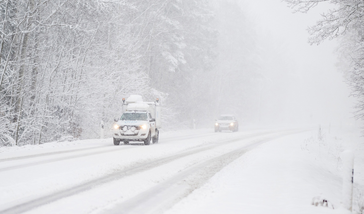 Snön drar in västerifrån över norra Sverige på tisdagen. SMHI uppmanar till försiktighet i trafiken. Arkivbild. Foto: Suvad Mrkonjic/TT