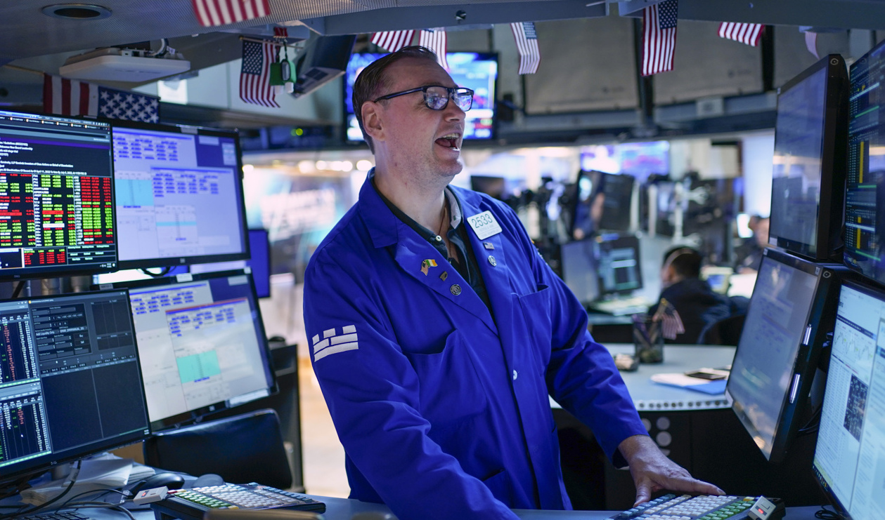 Det är glada miner bland investerare i dag. Arkivbild. Foto: Seth Wenig/AP/TT