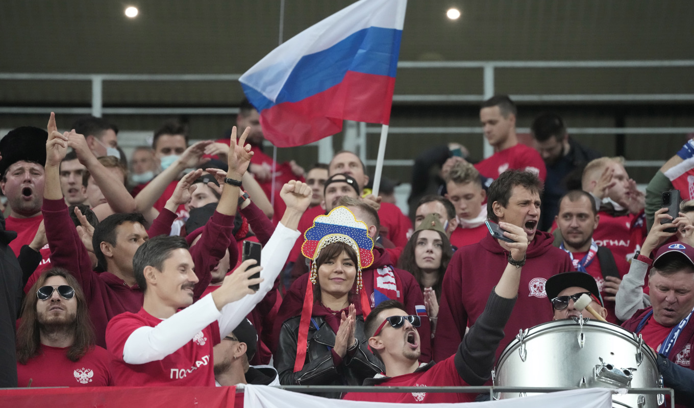 Ryska fotbollsfans under en VM-kvalmatch för Rysslands herrar i september 2021. Redan den här säsongen ska ryska ungdomslandslag välkomnas tillbaka till Uefa-turneringar. Foto: Pavel Golovkin/AP/TT