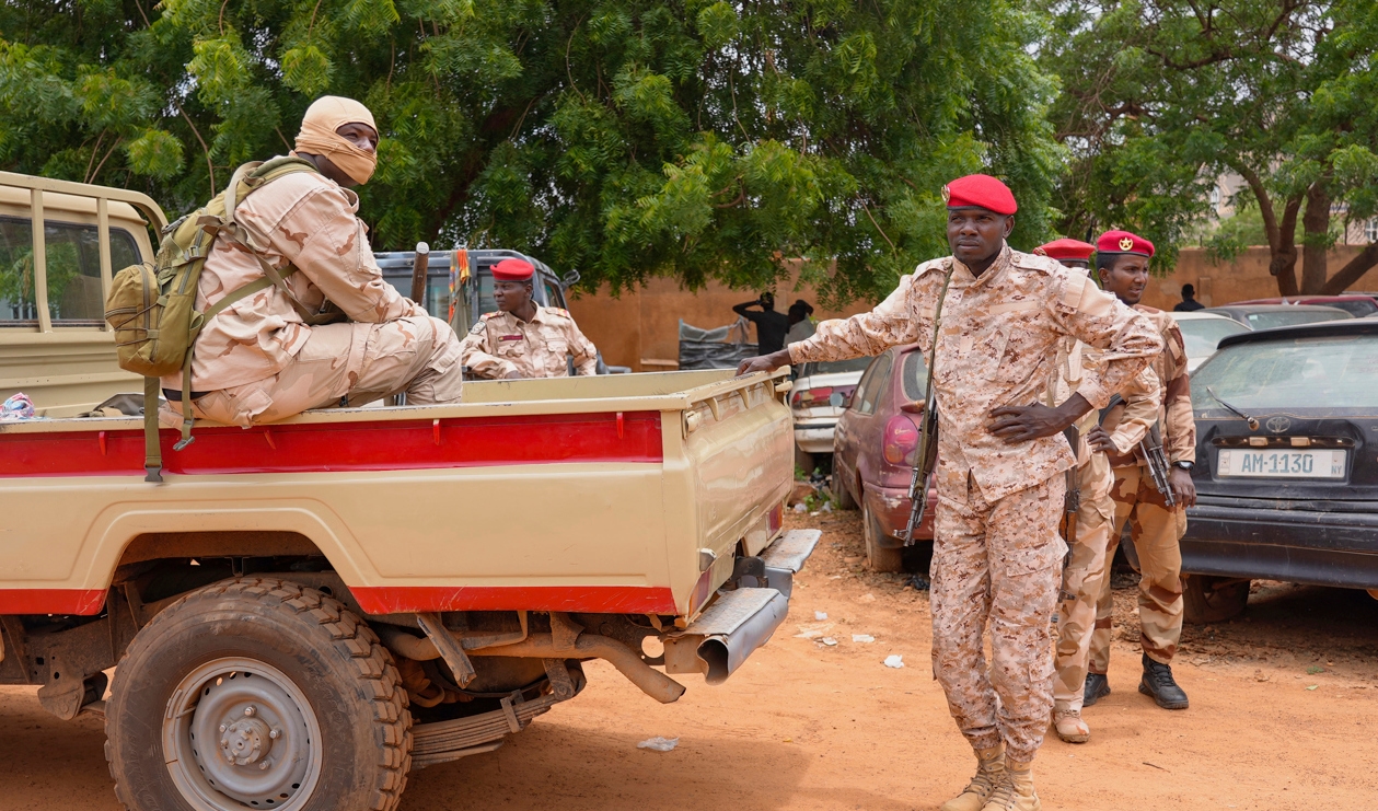 Nigers nationalgarde patrullerar gatorna i huvudstaden Niamey. Arkivbild. Foto: Sam Mednick/AP/TT