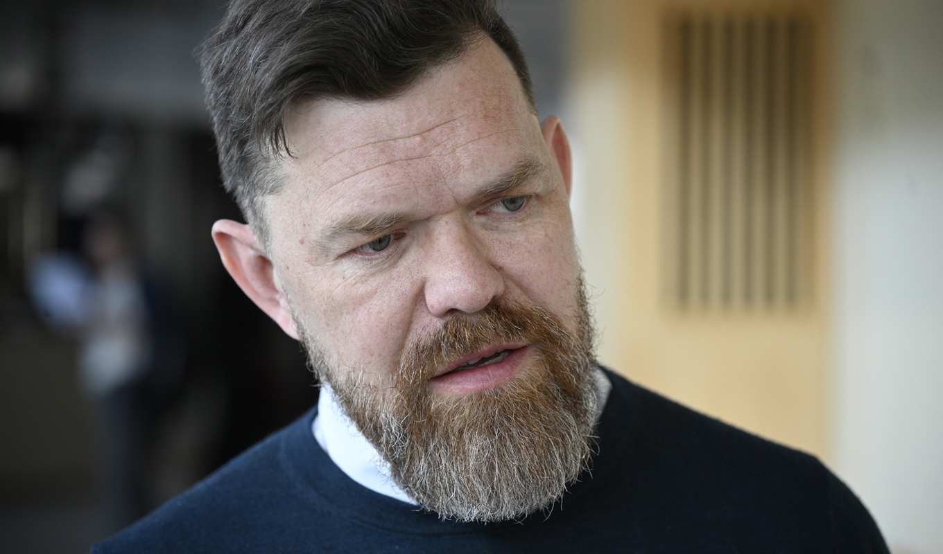 Vänsterpartiets partisekreterare Aron Etzler meddelar att partistyrelsen inlett ett uteslutningsärende mot en medlen i Linköping. Arkivbild. Foto: Anders Wiklund/TT