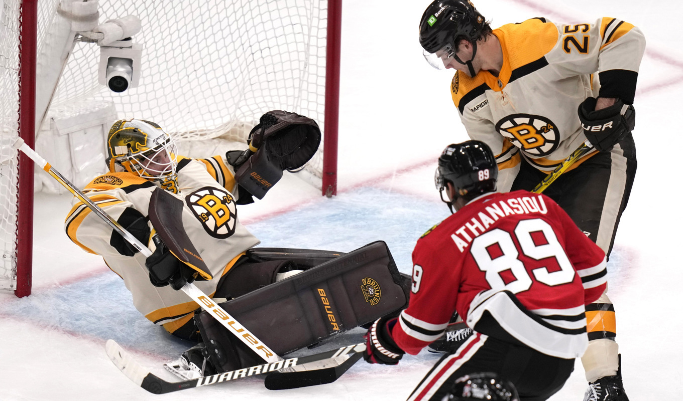 Bostons målvakt Linus Ullmark släppte in Connor Bedards, NHL:s hetaste nykomling, första mål i NHL men spikade sedan igen och Boston vann med 3–1. Foto: Charles Krupa/AP/TT