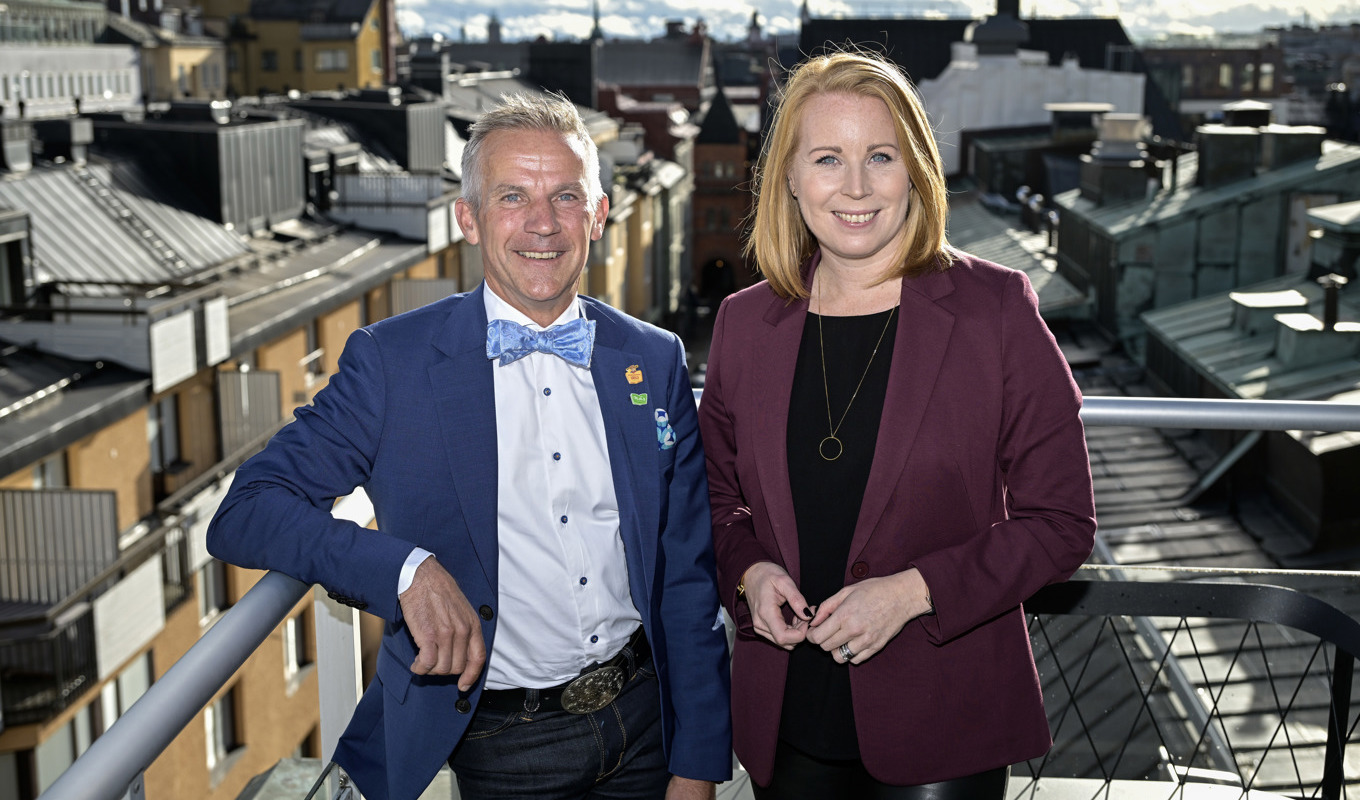 Astrid Lindgrens världs vd Jocke Johansson tillsammans med Annie Lööf som tar plats i styrelsen för Astrid Lindgrens värld. Foto: Anders Wiklund/TT