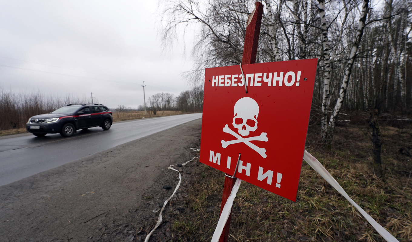 Ukraina är ett av världens mest kontaminerade länder vad gäller minor och explosivalämningar. Arkivbild. Foto: Andrii Marienko/AP/TT