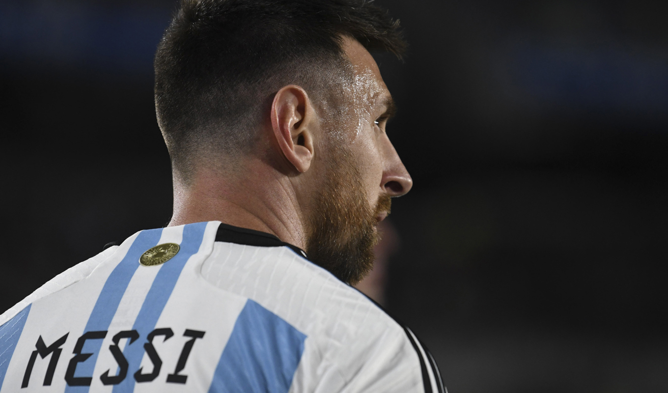 Argentinas och Inter Miamis stjärna Lionel Messi tillbringade halva matchen på bänken i hemlandets seger mot Paraguay i VM-kvalet med 1–0. Foto: Gustavo Garello/AP/TT
