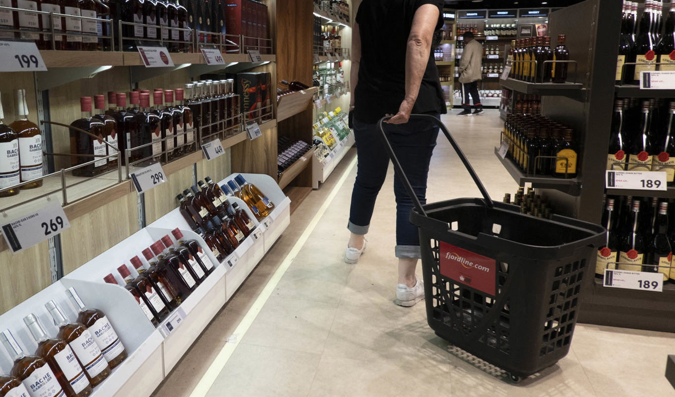 Svenskar tar med mindre alkohol hem efter resan. Arkivbild. Foto: Geir Olsen/NTB/TT