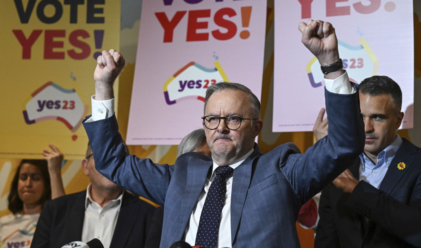 Australiens premiärminister Anthony Albanese visar sitt stöd för ja-kampanjen under ett besök i Adelaide på fredagen. Foto: Michael Errey