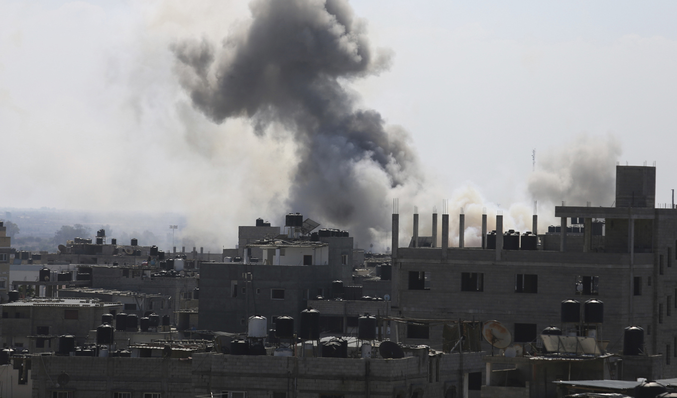 Rök stiger mot himlen efter ett israeliskt luftanfall i Rafah på fredagen. Foto: Hatem Ali/AP
