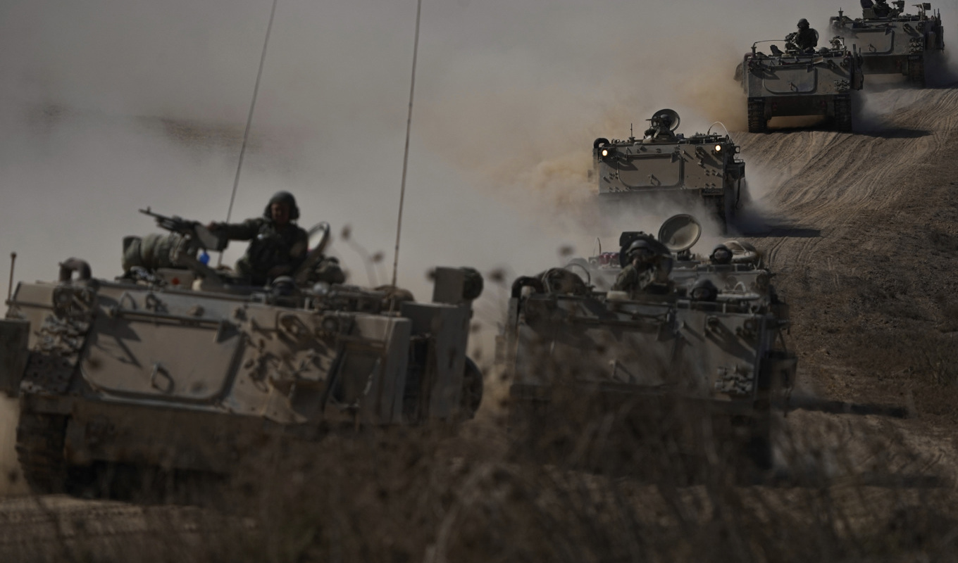 Israeliska pansarfordon på väg mot gränsen till Gaza på fredagen. Israel har varnat Gazas invånare för fortsatta attacker, utan att explicit nämna en markinvasion. Foto: Ariel Schalit/AP/TT