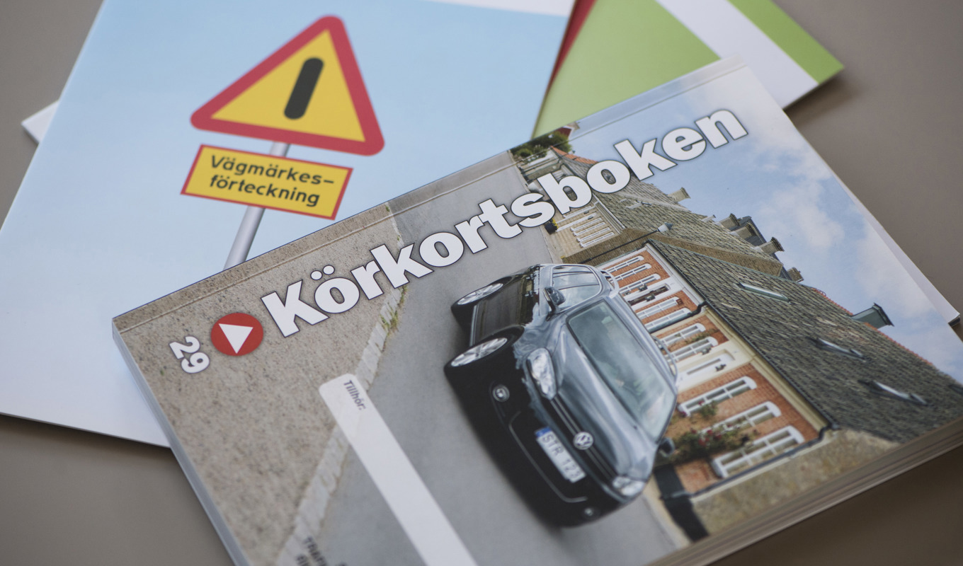 Körkortsboken och vägmärkesbeteckning används som litteratur. Arkivbild. Foto: Fredrik Sandberg/TT