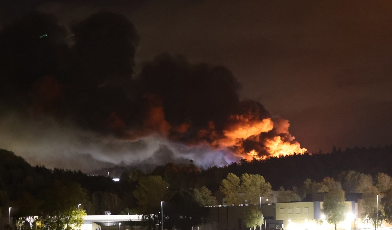 En kraftig brand rasar i en industrilokal i Tumba i Botkyrka söder om Stockholm. Foto: Blåljusbilder/TT