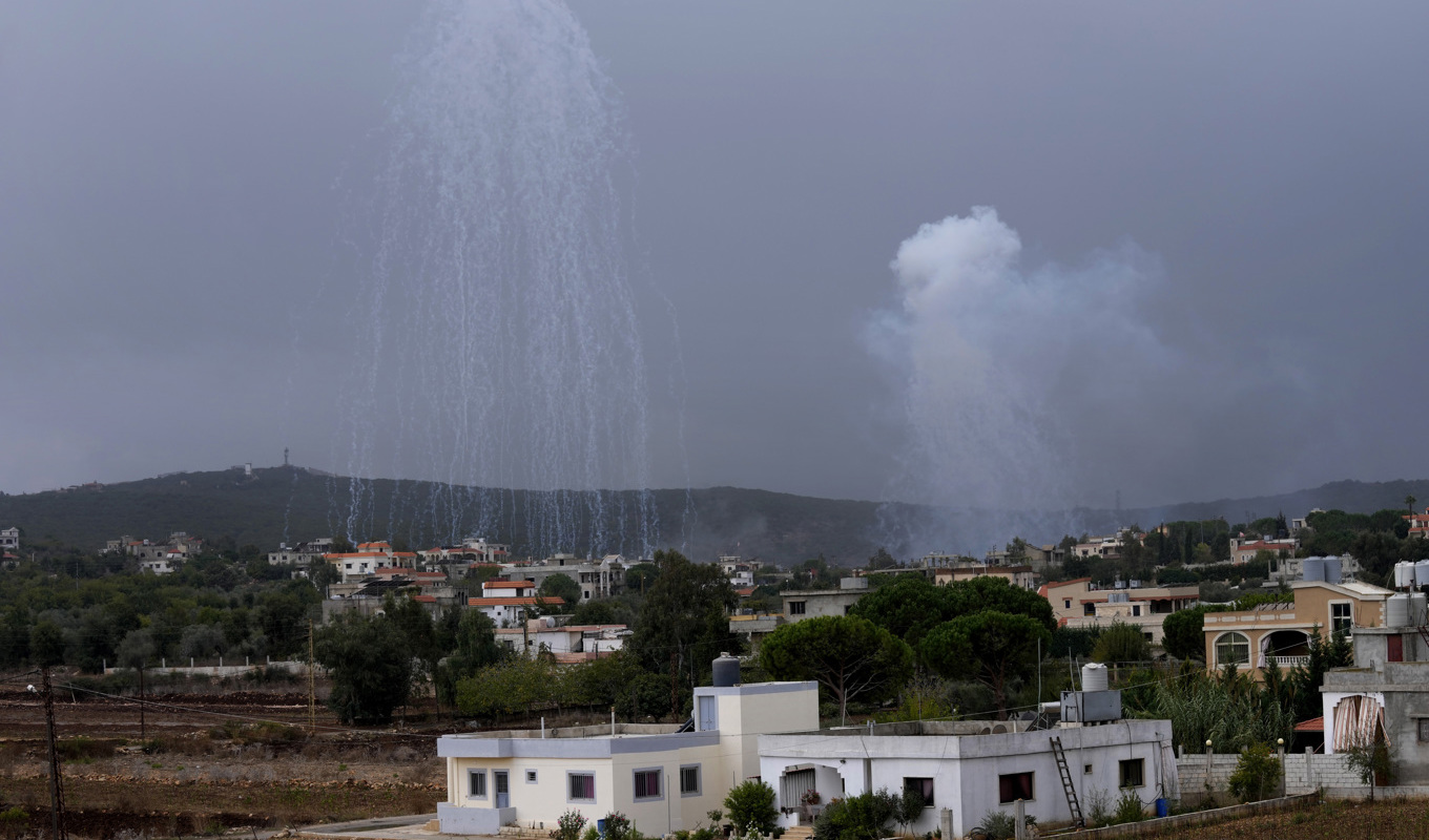 En bild från när en granat avfyrad av Israel exploderade över en libanesisk gränsstad. Natten mot tisdagen uppger Israels armé att man attackerat Hizbollah-mål i Libanon. Arkivbild. Foto: Hussein Malla/AP/TT