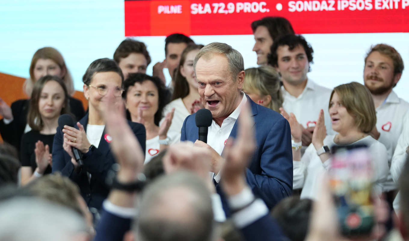 Tidigare polske premiärministern Donald Tusk talar till anhängare på söndagen. Foto: Petr David Josek/AP/TT