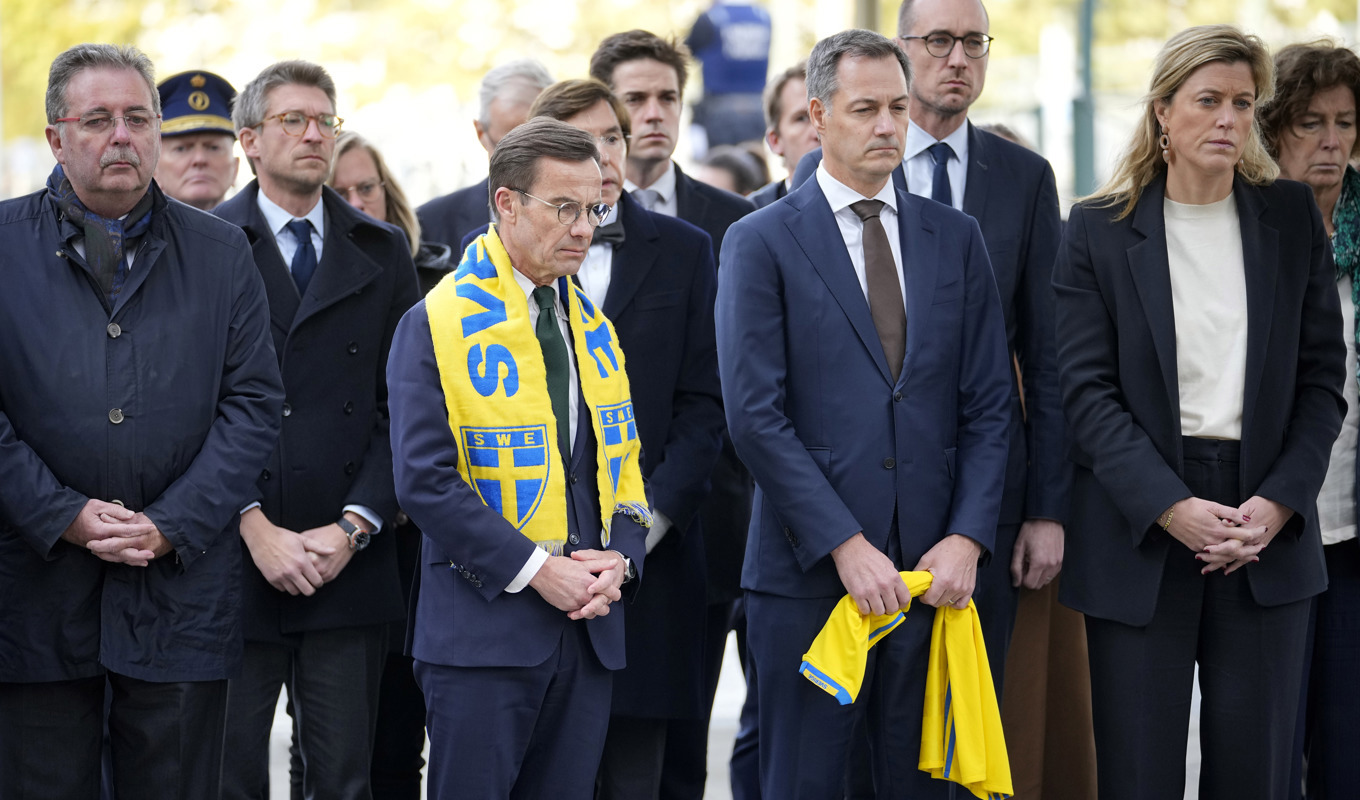 Sveriges statsminister Ulf Kristersson och Belgiens premiärminister Alexander De Croo under en ceremoni vid brottsplatsen i Bryssel där två svenskar mördades. Foto: Martin Meissner/AP/TT