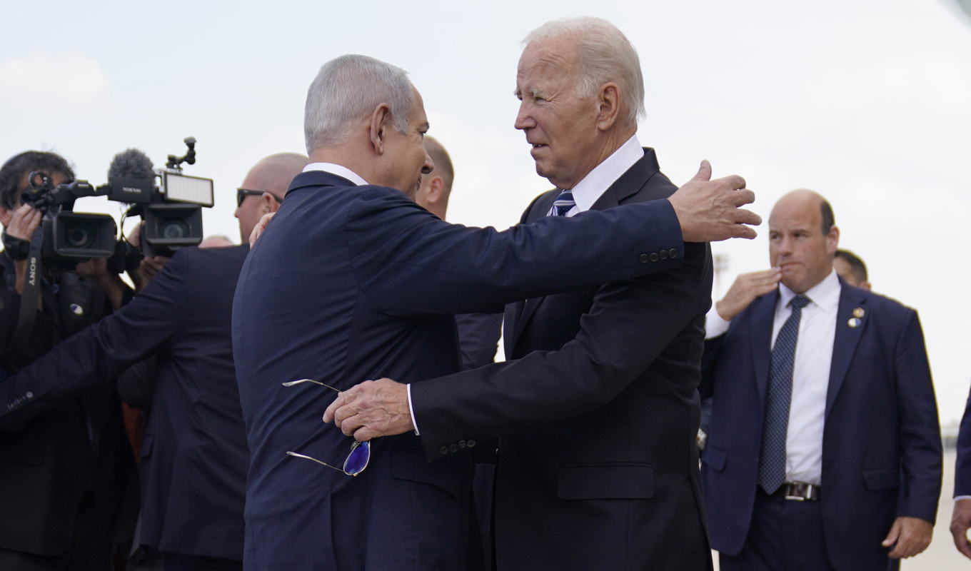 USA:s president Joe Biden välkomnas av Israels premiärminister Benjamin Netanyahu på flygplatsen i Tel Aviv. Foto: Evan Vucci/AP/TT