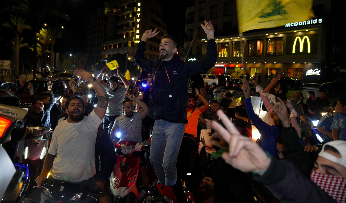 Hizbollahanhängare var ute på gatorna i Beirut i Libanon på tisdagskvällen för att visa sin solidaritet med palestinierna i Gaza efter Hizbollahs uppmaning om att onsdagen ska bli en dag av vrede. Foto: Bilal Hussein/AP/TT