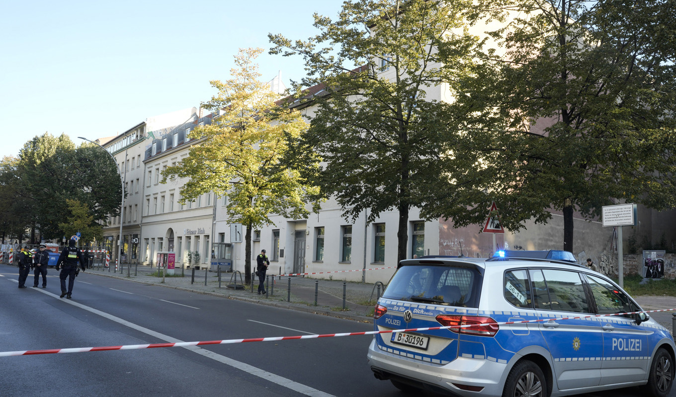 Tysk polis utanför den judiska församlingen Adass Jisroels synagoga i centrala Berlin efter nattens attack. Foto: Markus Schreiber/AP/TT