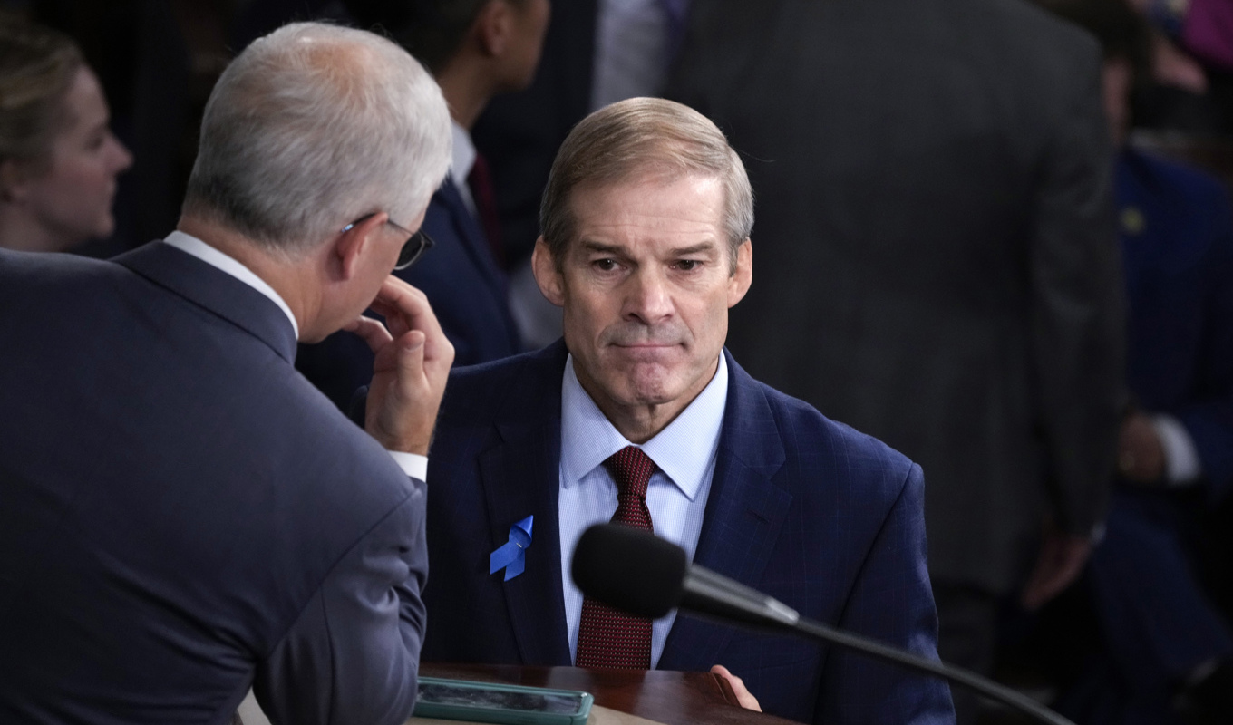 Republikanen Jim Jordan (till höger), som här överlägger med den tillfällige talmannen Patrick McHenry, lyckades inte få en majoritet av det amerikanska representanthusets ledamöter bakom sig för att bli ny talman. Foto: J. Scott Applewhite/AP/TT