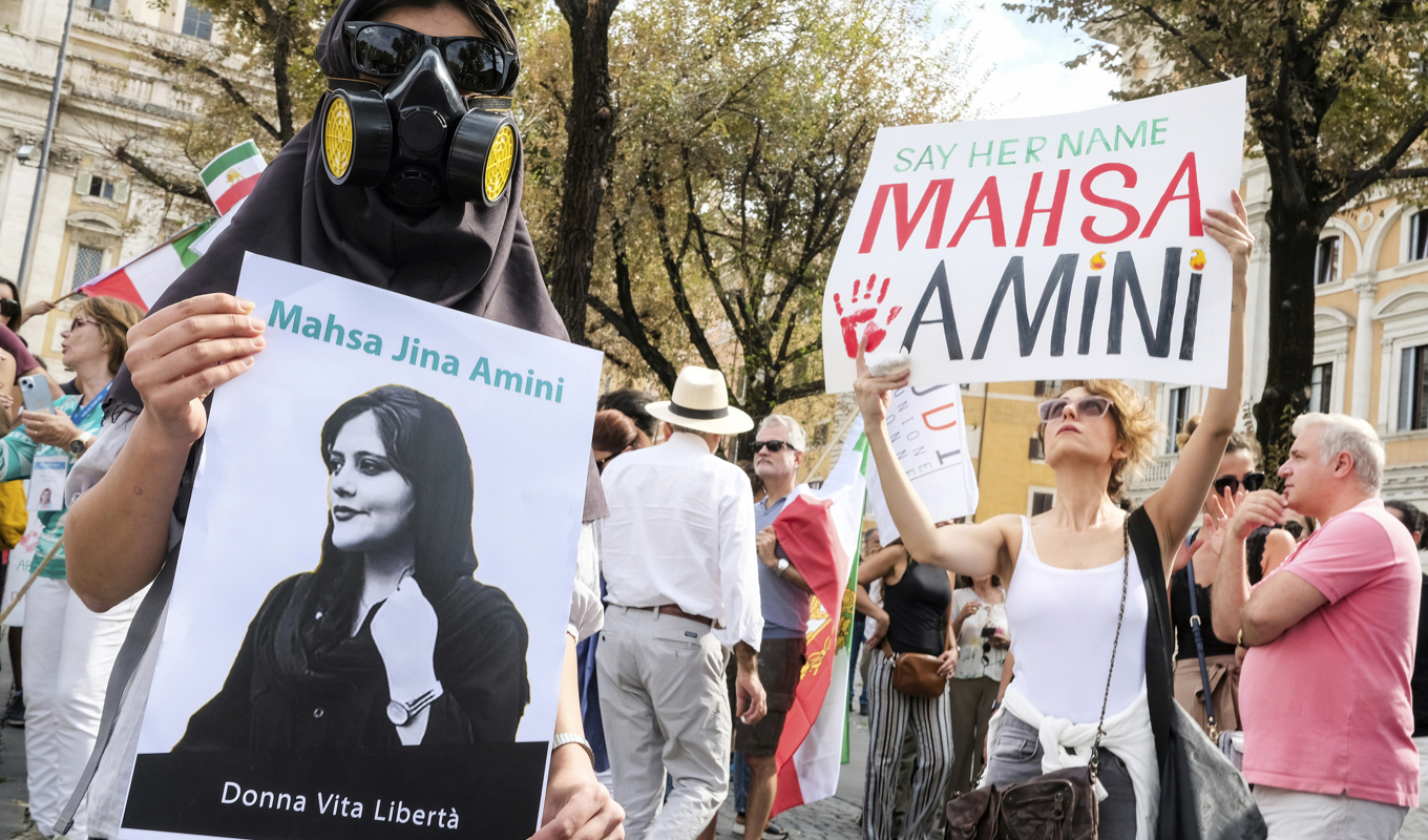 Iranskan Mahsa Zhina Amini har lett till omfattande protester på många håll i världen mot de styrande i Iran det senast året. Bilden togs i Rom i september i år. Foto: Mauro Scrobogna/AP/TT