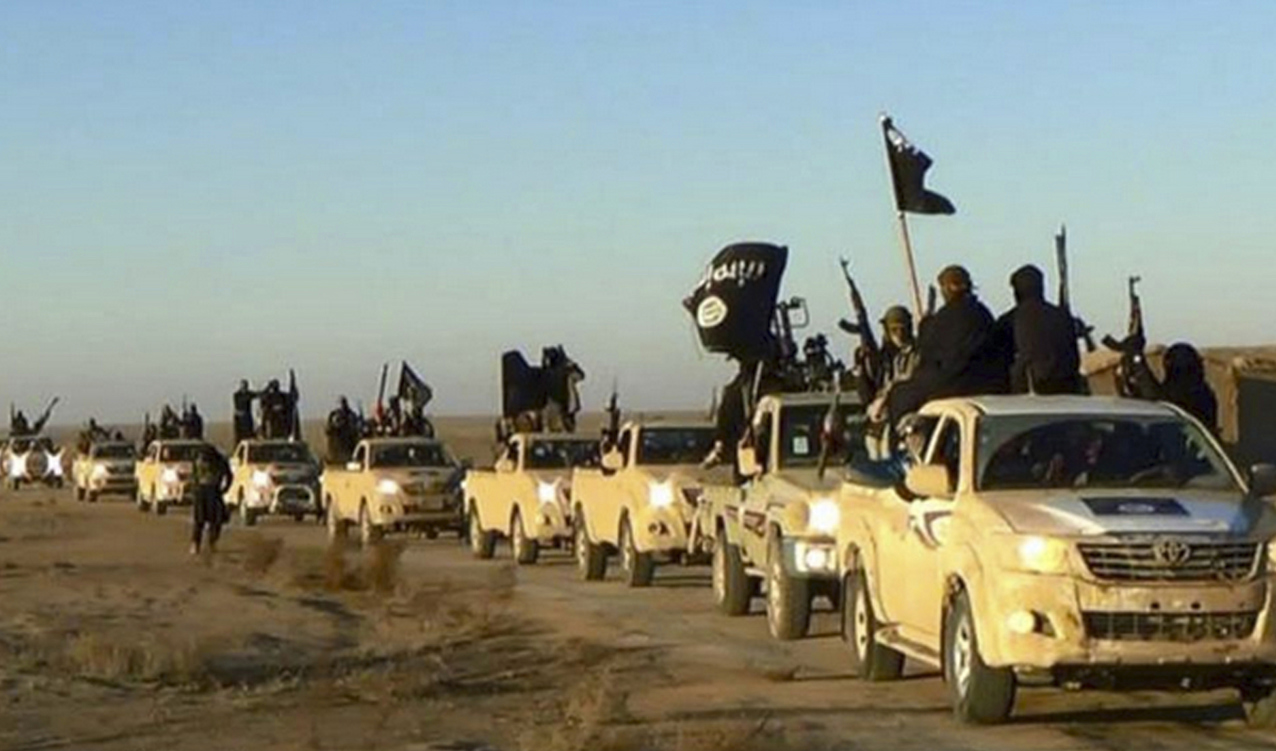 En bild på en IS-karavan som släpptes på sociala medier 2014. Arkivbild. Foto: AP/TT
