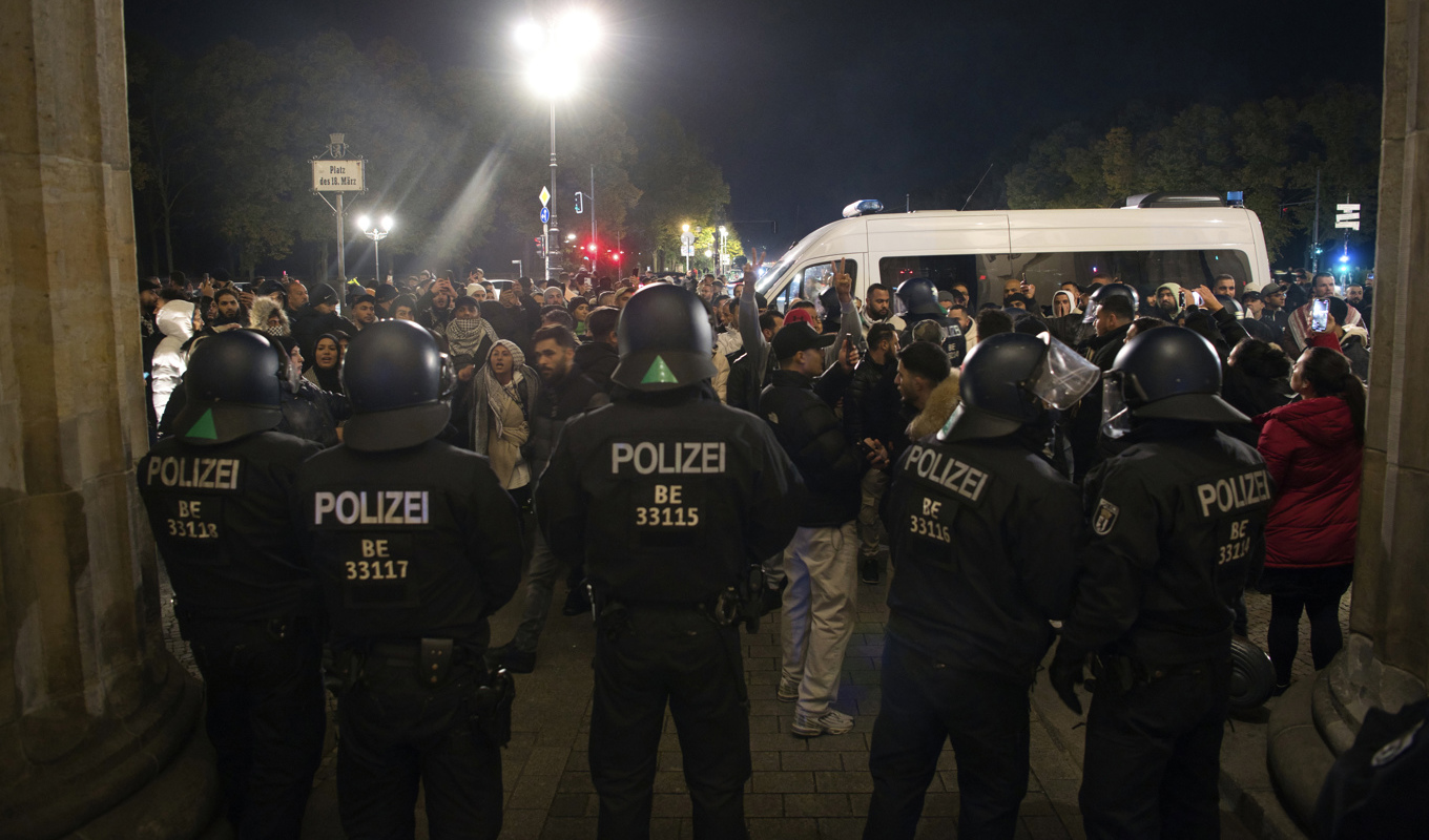 Propalestinska demonstranter drabbade samman med poliser vid Brandenburger Tor. Bilden är från tisdagen. Foto: Paul Zinken/AP/TT