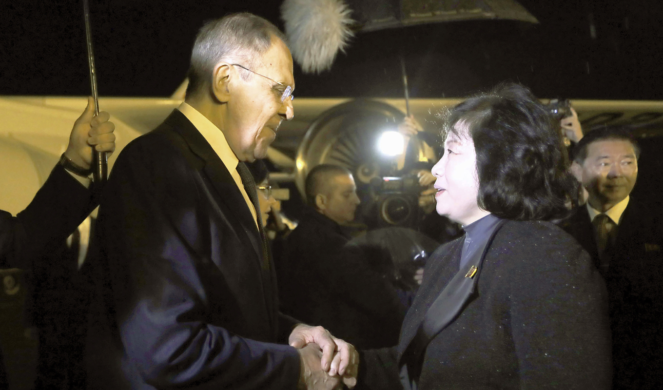 På bilden, som tillhandahållits av Nordkorea, syns Rysslands utrikesminister skaka hand med sin Nordkoreanska motsvarighet Choe Son Hui när han anlände till Pyongyang på onsdagen. Foto: Korean Central News Agency/Korea News Service via AP/TT