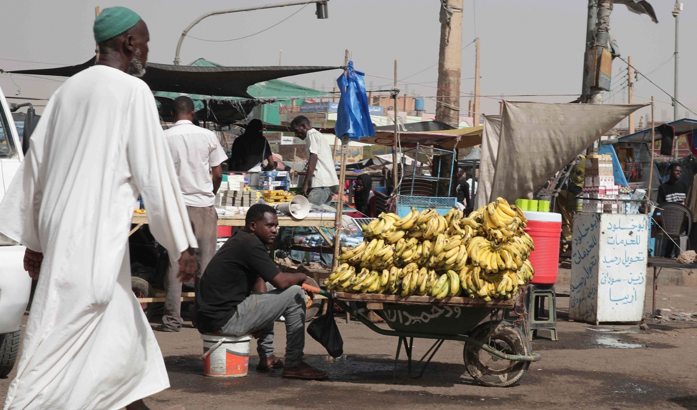 En man säljer bananer i huvudstaden Khartum. Arkivbild. Foto: Marwan Ali/AP/TT