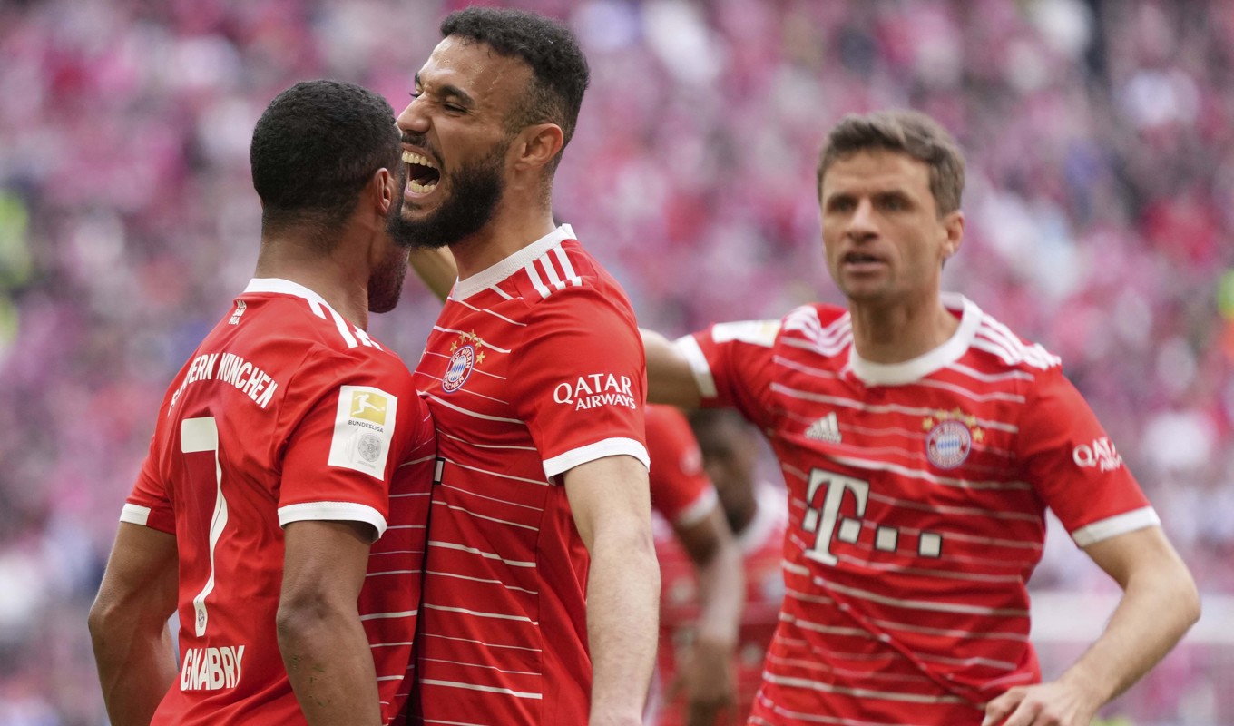 Noussair Mazraoui (i mitten) slipper avstängning. Arkivbild. Foto: Matthias Schrader/AP/TT