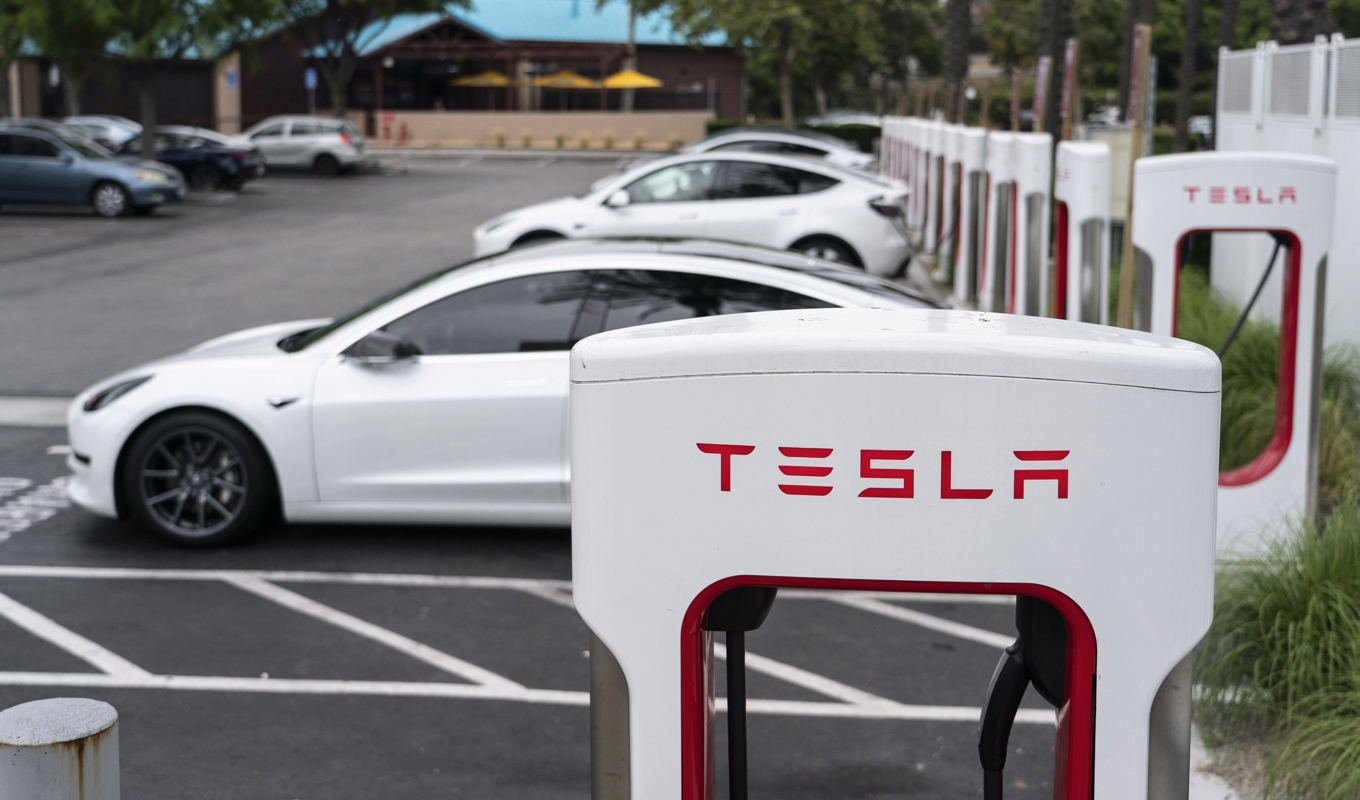 En viktig ingrediens för att tillverka elbilsbatterier är grafit. Nu begränsar Kina exporten av råvaran. Arkivbild. Foto: Jae C. Hong/AP/TT