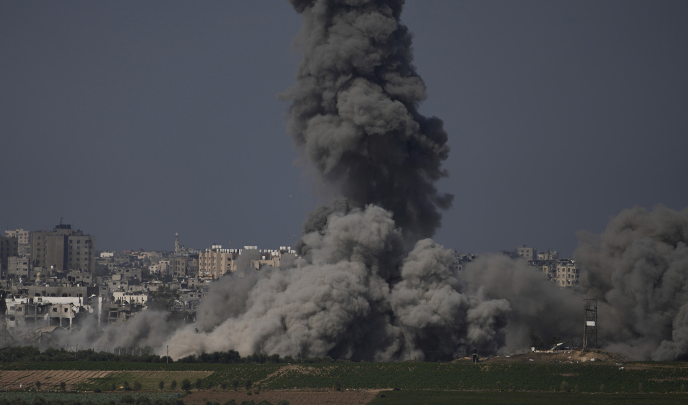 Rök stiger efter israeliskt flyganfall mot Gaza. Foto: Francisco Seco/AP/TT