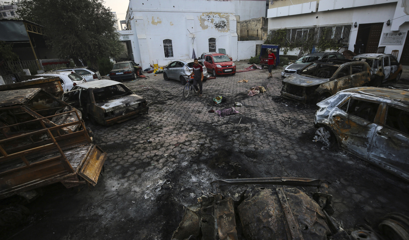 Förbipasserande betraktar förödelsen efter explosionen vid al-Ahli-sjukhuset i Gaza som inträffade på tisdagen. Foto: Abed Khaled/AP/TT