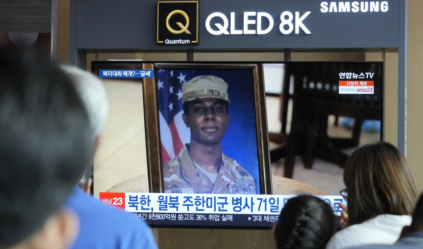 En bild av den amerikanska soldaten Travis King visas under en nyhetssändning på en tv-skärm i järnvägsstationen i Seoul i Sydkorea. Arkivbild. Foto: Ahn Young-joon/AP/TT