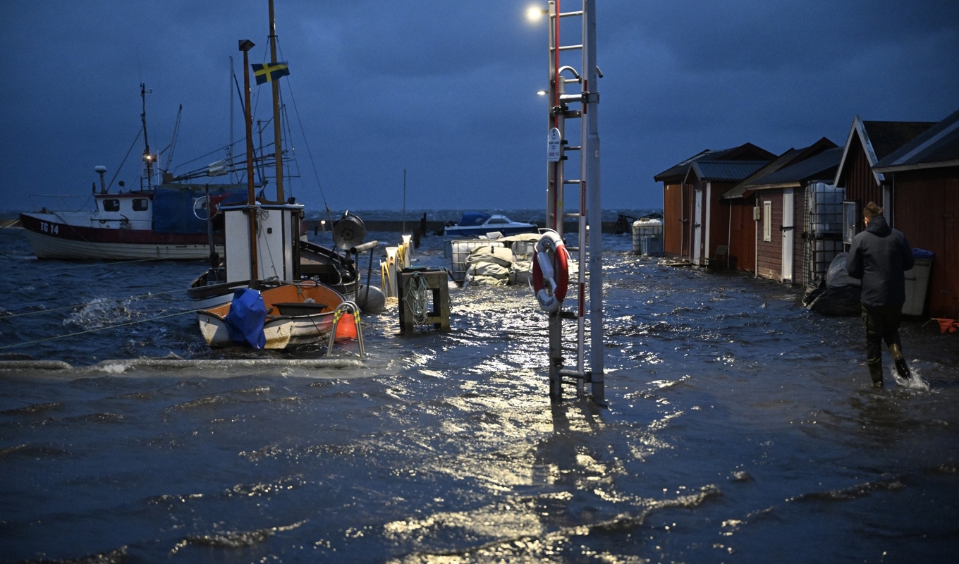 I hamnen i Skåre utanför Trelleborg når havet över kajen på fredagskvällen. Foto: Johan Nilsson/TT