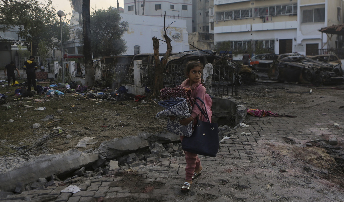En palestinsk flicka går förbi al-Ahli sjukhuset dagen efter explosionen som inträffade den 17 oktober. Foto: Abed Khaled/AP/TT