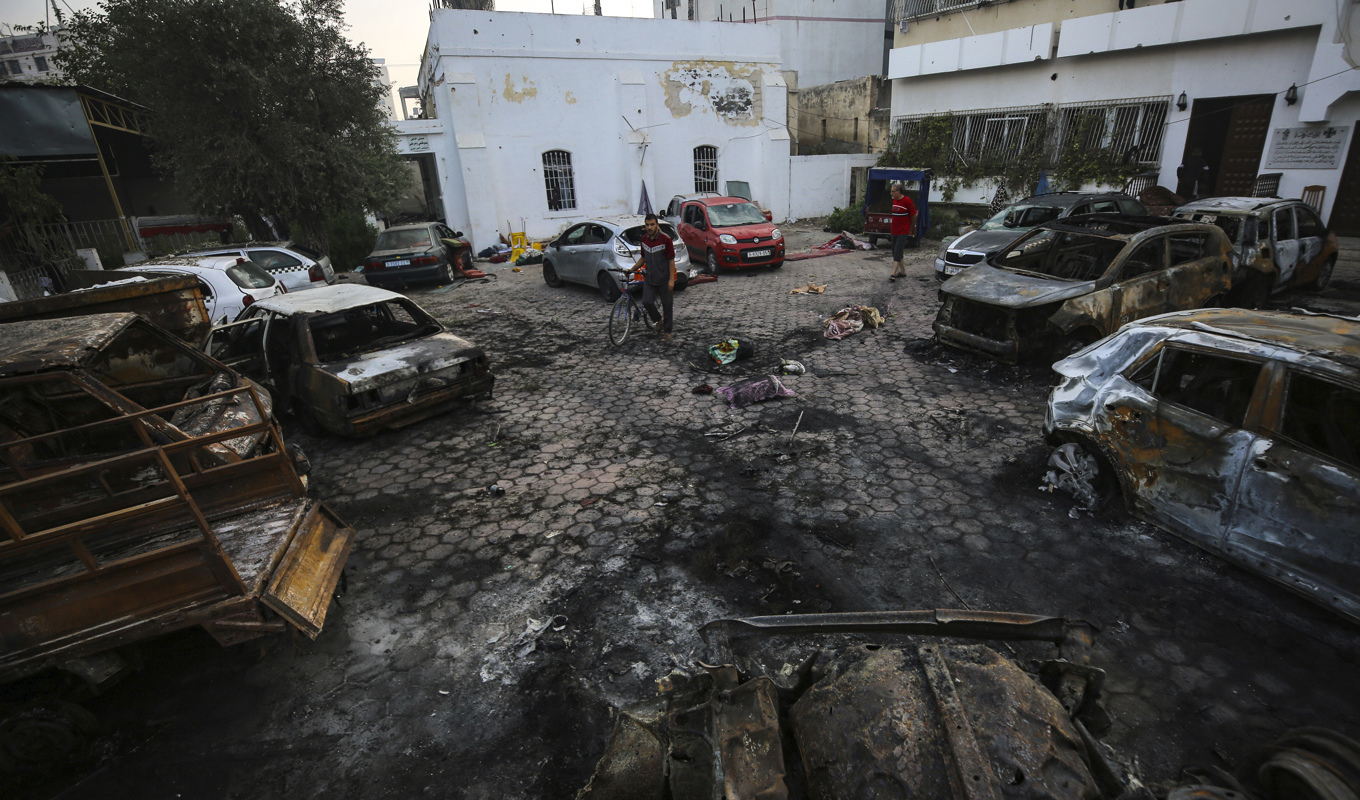 Två palestinier vid platsen där den dödliga explosionen vid al-Ahli-sjukhuset i onsdags. Foto: Abed Khaled/AP/TT
