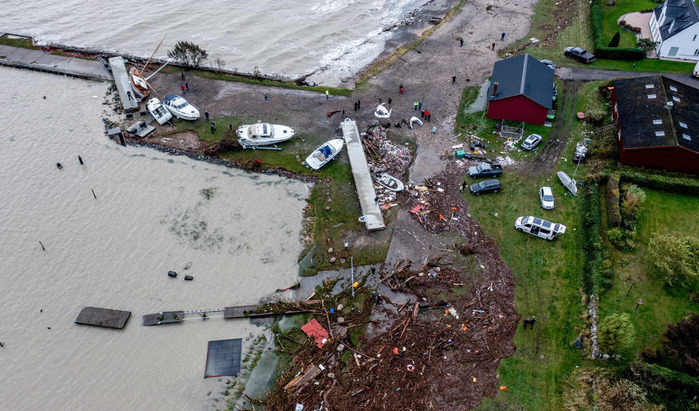 Båtar har hamnat på land efter ovädret i Danmark. Bilden från fiskebyn Hesnæs på Falster. Foto: Ingrid Riis/Ritzau Scanpix/TT
