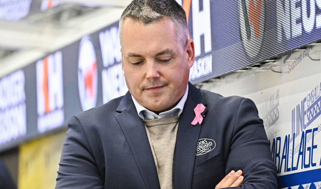 En pressad Tomas Montén, tränare i HV71, efter storförlusten mot Malmö. Foto: Mikael Fritzon/TT