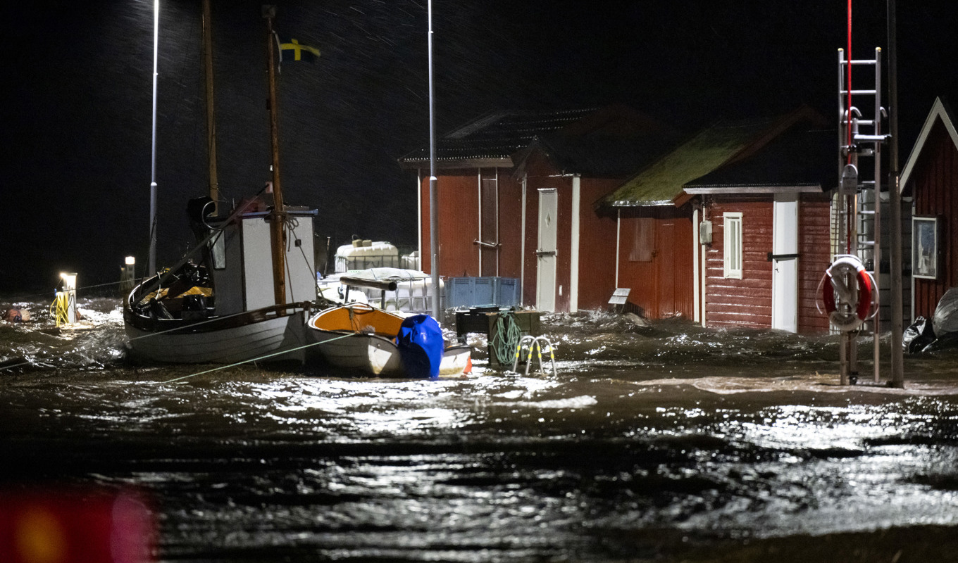 I hamnen i Skåre utanför Trelleborg har helt svämmat över under natten till lördagen. Foto: Johan Nilsson/TT