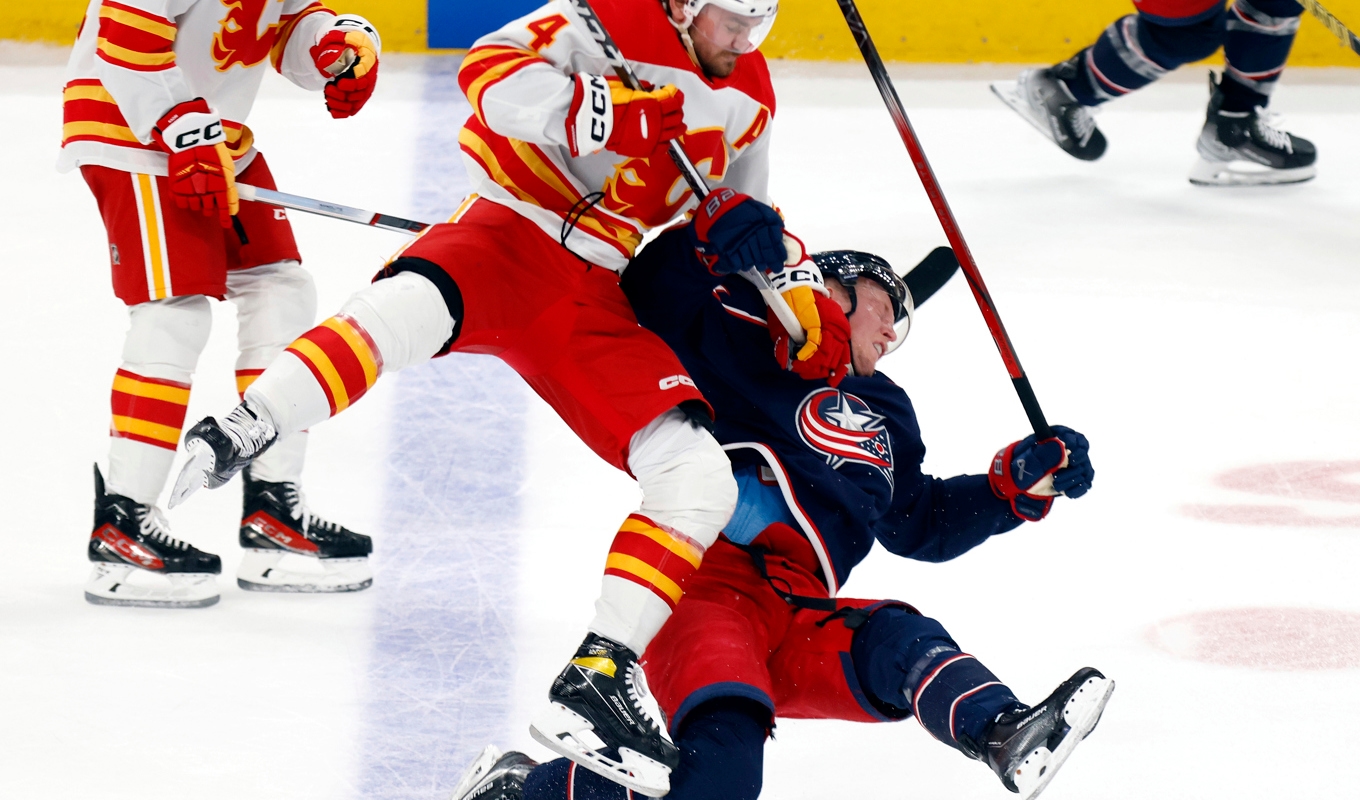 Calgary Flames svenske back Rasmus Andersson stängs av i fyra matcher för tacklingen mot huvudet på Columbus finländske anfallare Patrik Laine. Foto: Paul Vernon/AP/TT