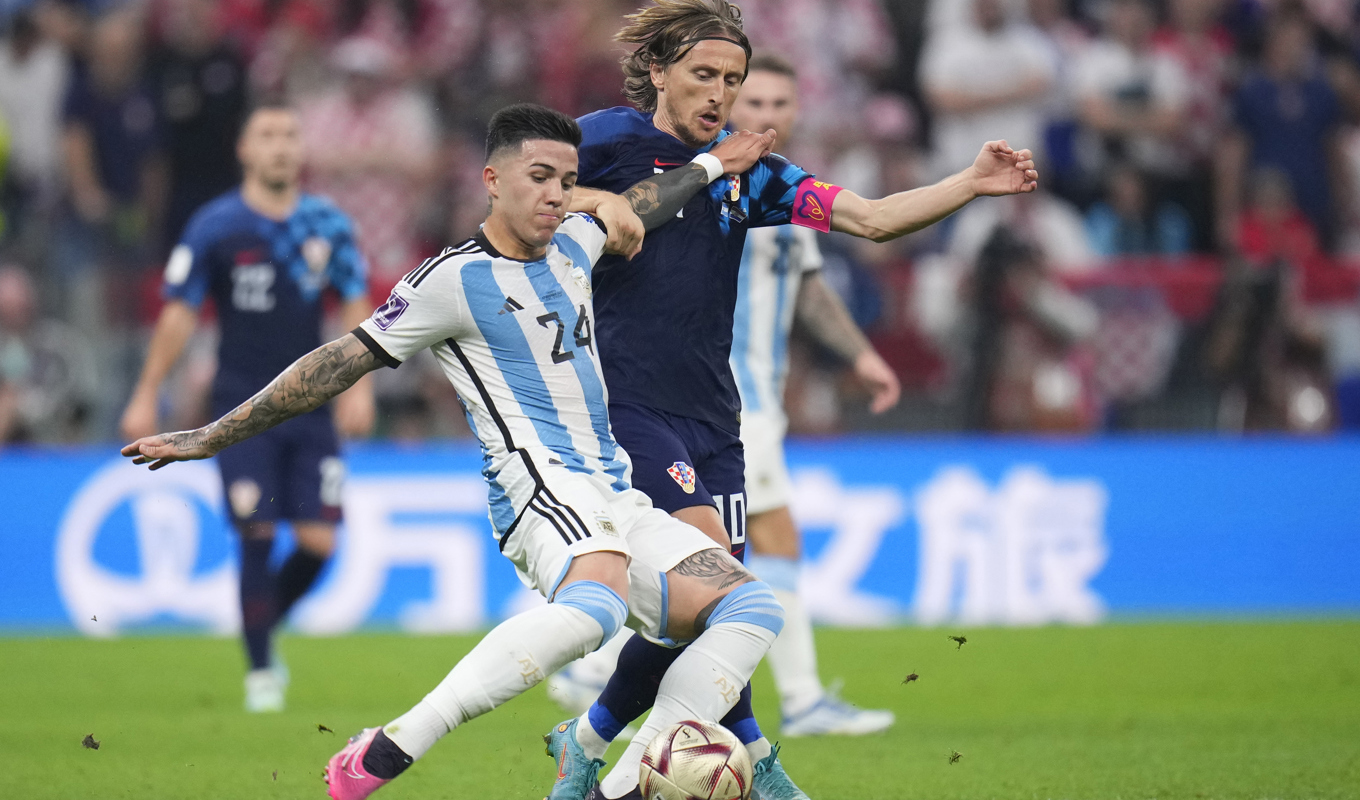 Argentinas och serie A-klubben Monzas Alejandro Gomez har stängts av på två år för dopning men skyller nu på att han av misstag fick i sig en sked av sonens hostmedicin. Arkivbild från matchen mot Kroatien i VM förra året. Foto: Manu Fernandez/AP/TT