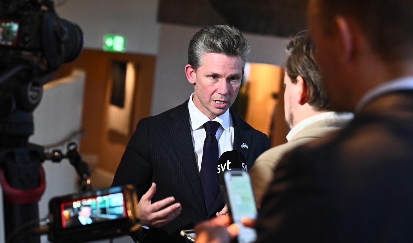 Försvarsminister Pål Jonson under en pressträff på måndagen angående den skadade kabeln mellan Sverige och Estland. Foto: Claudio Bresciani/TT