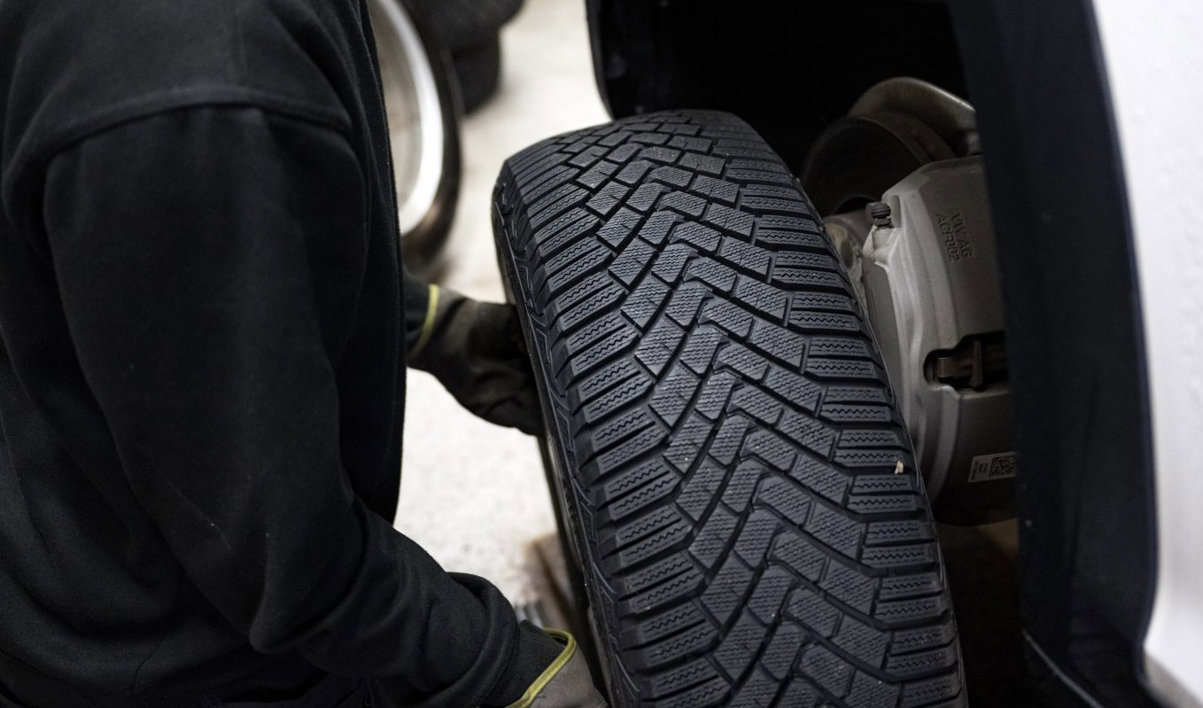 Vinterdäck (på bilden) har ett däckmönster som är anpassat för snö och is. Arkivbild. Foto: Pontus Lundahl/TT