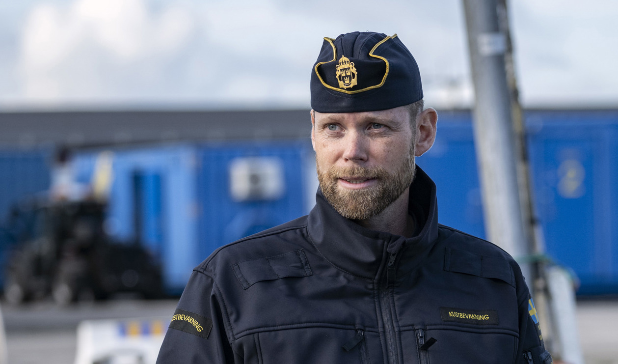 Erik Svensson, samordnare på Kustbevakningen, tycker oljesaneringen går bra även om oljan börjat sjunka och kraftig dimma försvårar arbetet. Foto: Johan Nilsson/TT