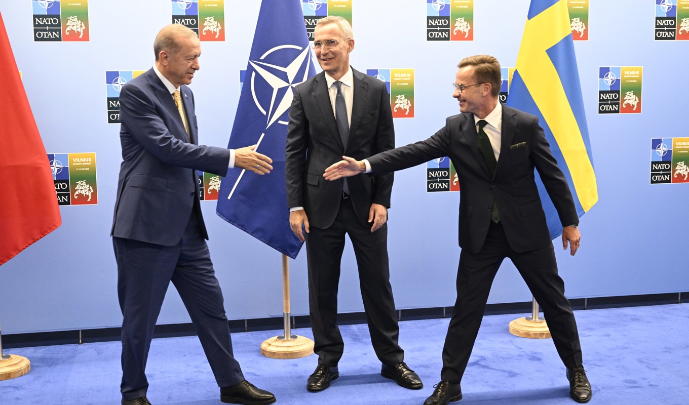 Turkiets president Recep Tayyip Erdogan och statsminister Ulf Kristersson skakar hand på Natos toppmöte i Vilnius i somras. Arkivbild Foto: Henrik Montgomery/TT