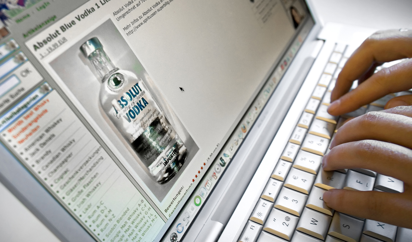 Nätköp av alkohol från företag som inte är registrerade hos Skatteverket kan ge en skattesmäll. Arkivbild Foto: Claudio Bresciani/TT